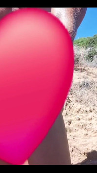 J’adore me balader à poil sur la plage, me masturber et jouir beaucoup... J’espère que tu aimes me regarder jouir dans la nature... Regardez 8 minutes complètes