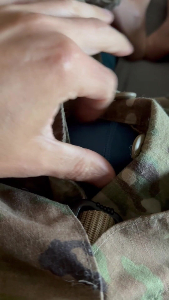 Gay Soldier Stuff: ¡Un soldado cachondo del ejército se masturba para un seguidor...