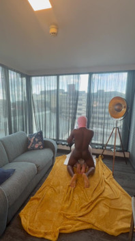 Em primeiro plano - fodendo meu primeiro bbc em um quarto de hotel com vista para janela