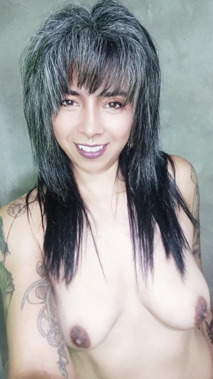 Casia Castro: 胸脯高高翘起抽烟
