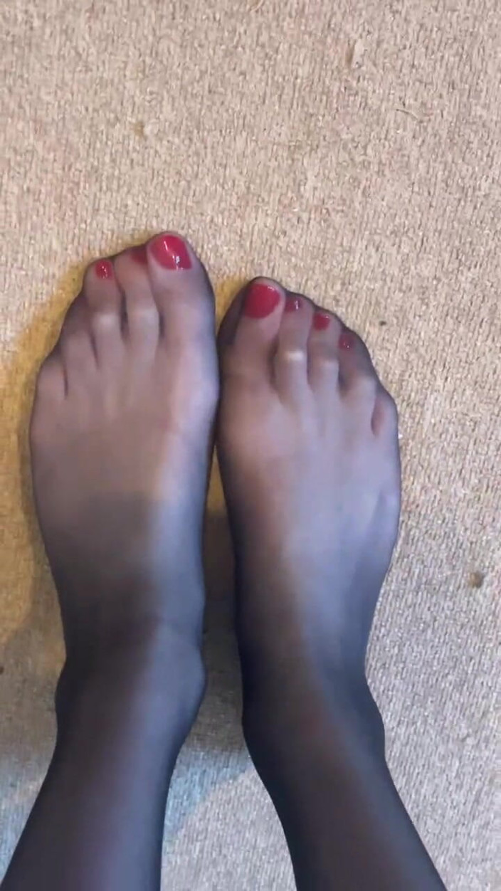Nikki Stafford: Ich liebe meine neuen versauten roten nagellacke auf meinen zehen