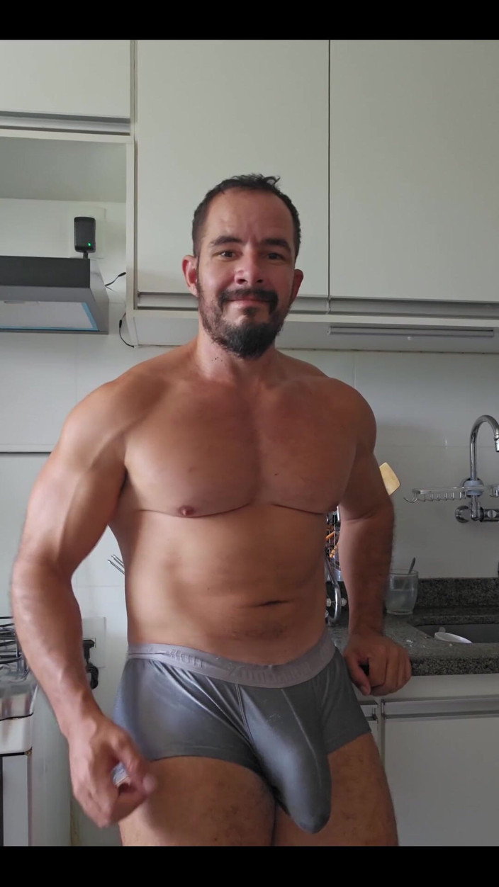 TPOWERX: Obří péro ve spodním prádle