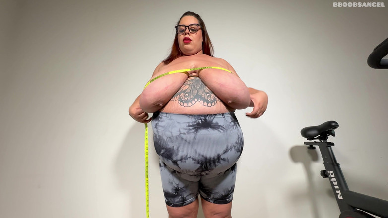 Boobsangel: Ejercicios desnudos en el gimnasio