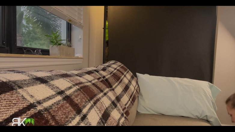 Scott Trainor: Gran culo atrapado en el sofá!