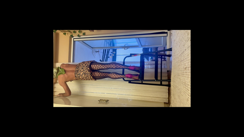 cd_aysemmm: Моя мачеха помыла занавески и попросила меня держаться на лестнице