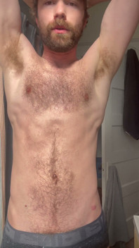 Předvádím se a hladím si mého ptáka, dokud nevystřílím velkou nálož