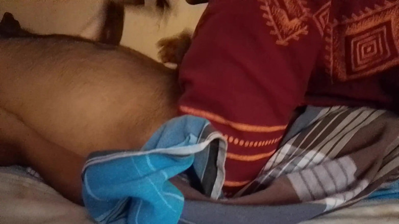 Bijukumar: Niña india de pueblo le da un masaje a su...