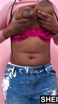 Gros cintres ! Réel, des seins gigantesques et flasques et des aréoles énormes couvertes d’huile pose, sheisnovember la bombasse noire