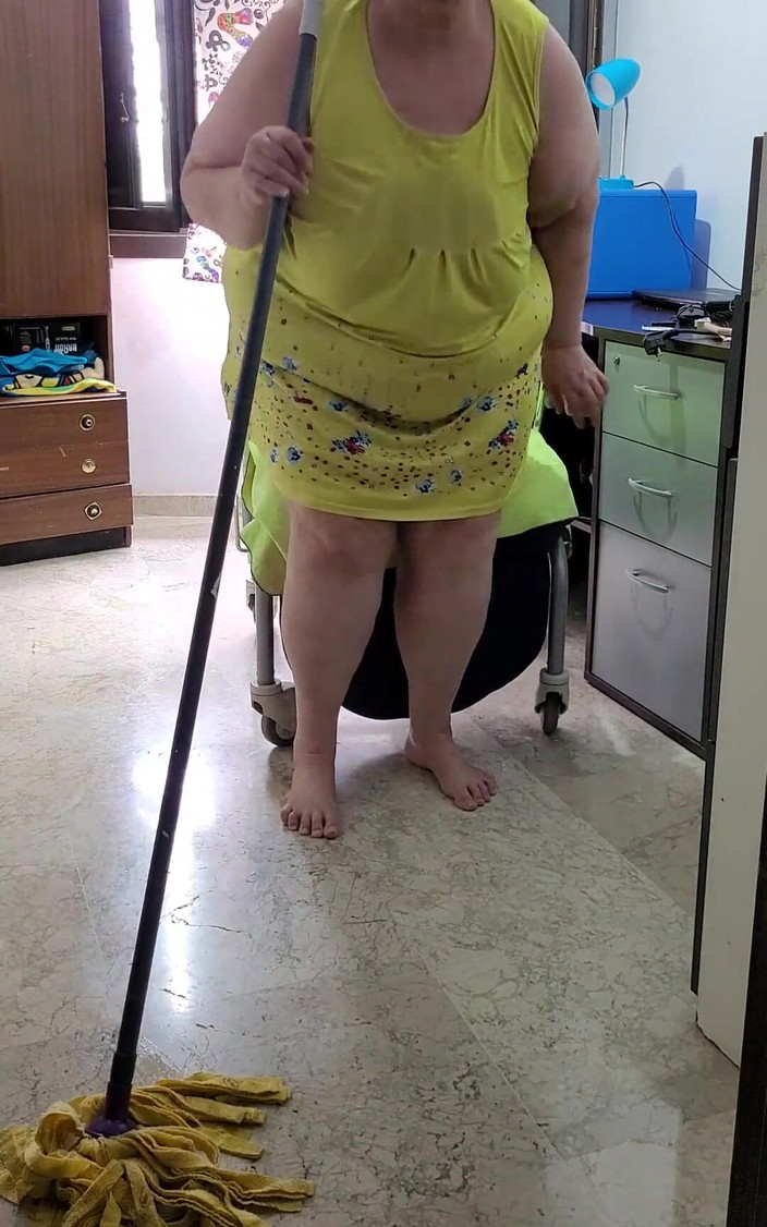 CoolMarina: Coolmarina。老清洁工在工作时变得饥渴