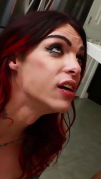 Трансеротика татуированная транссексуаловка Chelsea Marie сосет член