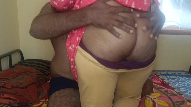 Apple baby: Married Women Enjoying Bed with Her Manager