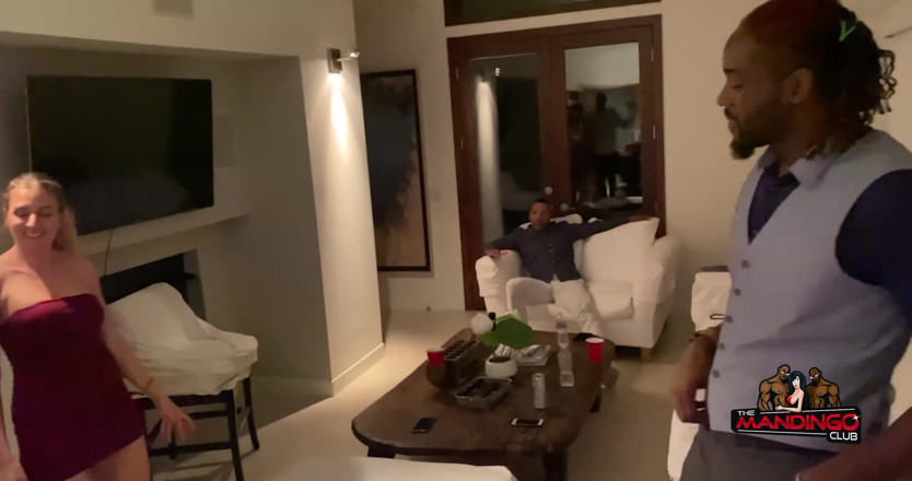 The Mandingo Club: Blonde miang melawat zakar hitam besar dalam keseronokan parti la...