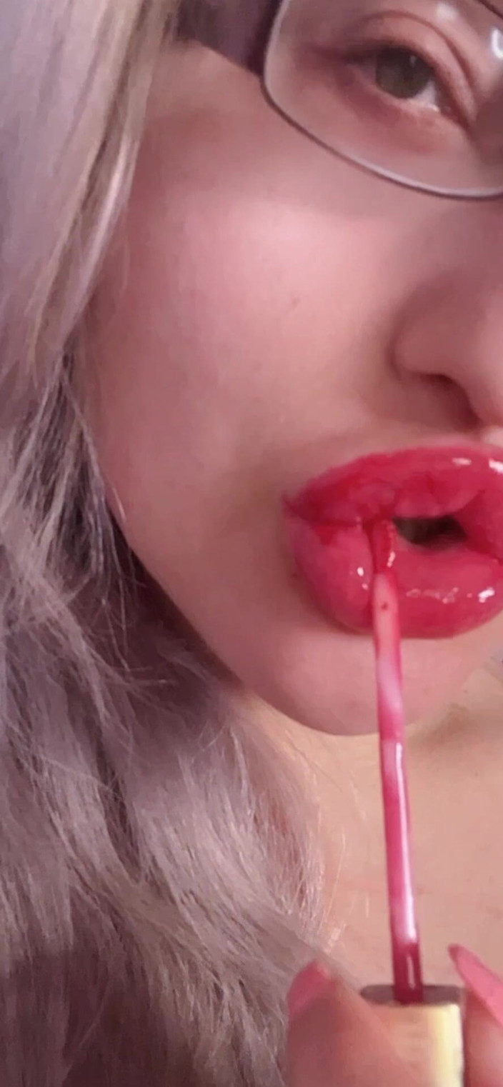 FinDom Goaldigger: Блестящий блеск красной помады захватывает