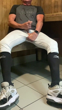 Buff Jacked Jockdad87 Edges în echipament de baseball în saună