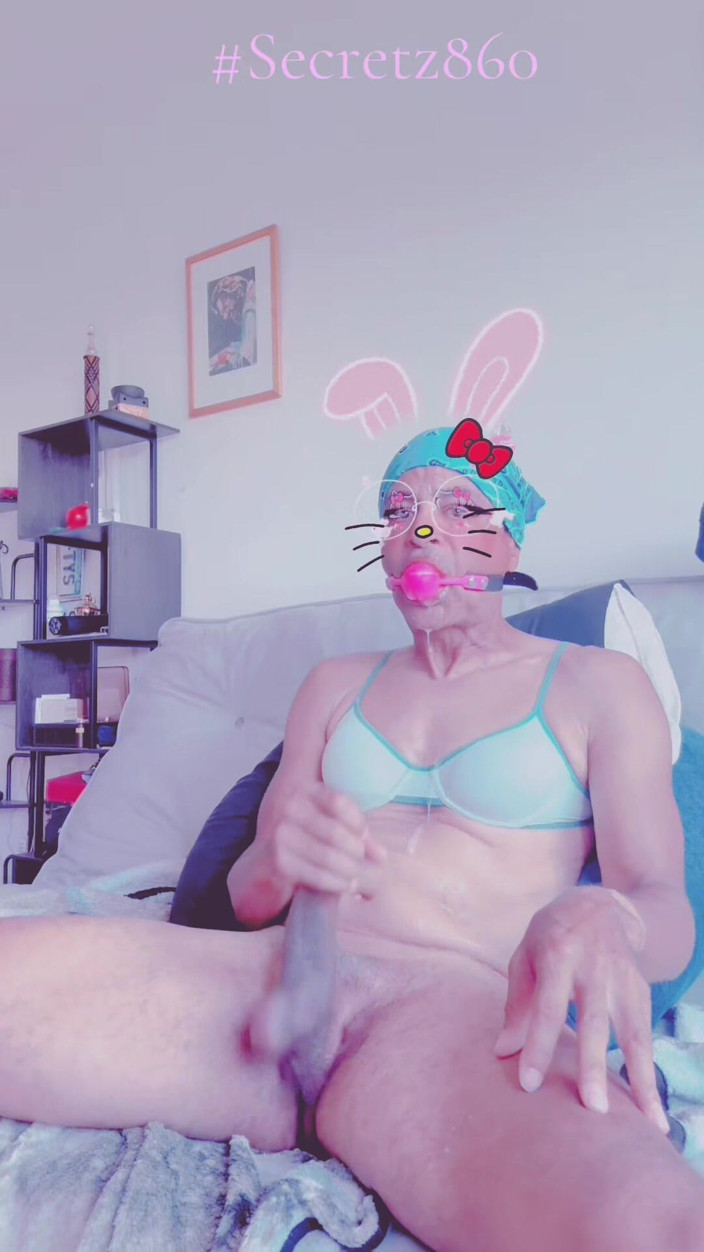 Creative Self Pleasure: Kris Reelz - dávení se koule pusou po celé sobě