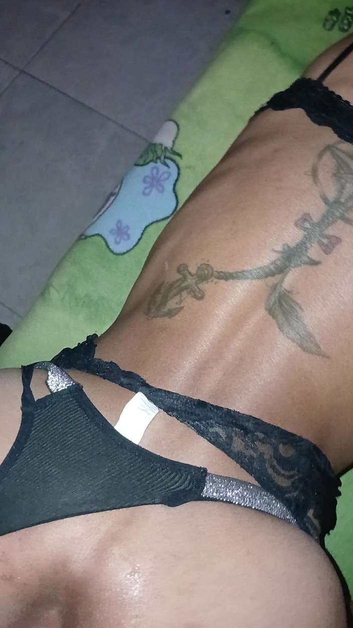 Vikingoazul: Ladyboy Je Doma Šukaný V Černém Spodním Prádle