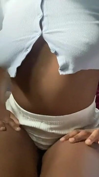 黑人女郎自慰（超级湿透，射得如此激烈）