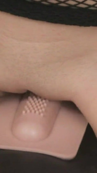 Roxie cu plasă lenjerie intimă și vibrator în pizdă