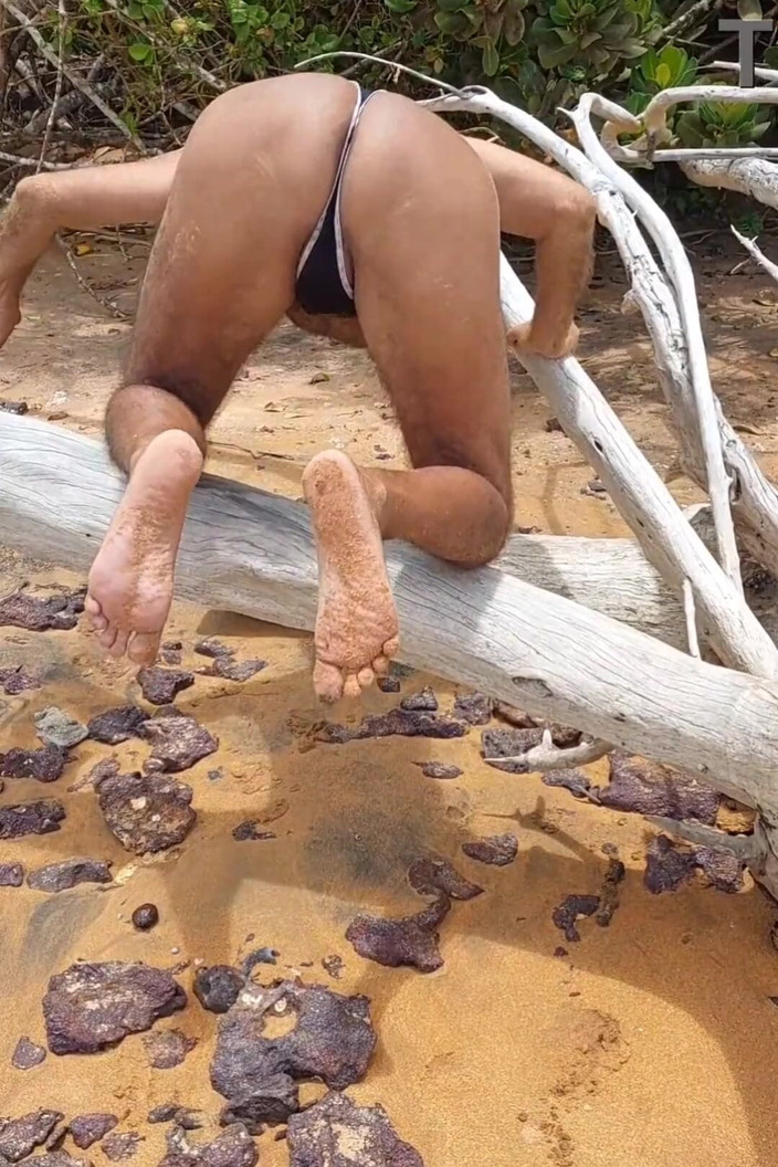 Ladysilvas: Ladysilva dengan celana dalam di pantai dengan pantat bahenolnya yang...