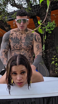 Zabrałem pasierbicę na wakacje i zerżnąłem ją na zewnątrz w jacuzzi.