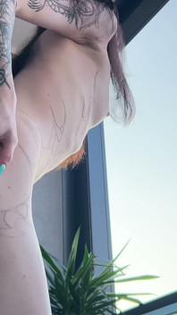 Goth-meisje masturbeert op haar balkon met een grote zwarte lul-dildo