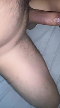 Tieten van geil meisje melken op stapelbed dat hardcore-plezier heeft met haar vriendje