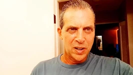 J’ai surpris la célébrité Cory Bernstein en vidéo, en train de pisser et de doigter le cul sexy pour Fabian, son ami marié. Dilf sexy