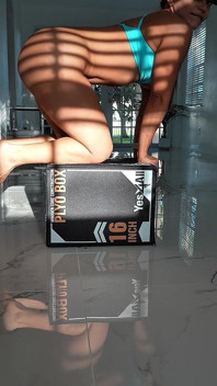 Brandy Salazar, latina pulpeuse, squirte énormement sur un gode grosse bite noire