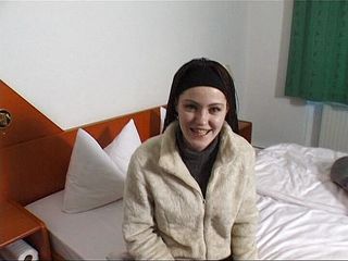 German Classic Porn videos: Молодая студентка снимает одежду, чтобы показать тело