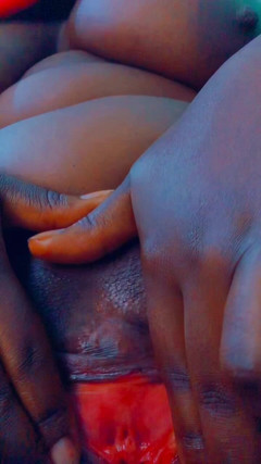 Blackpussi: Masturbating