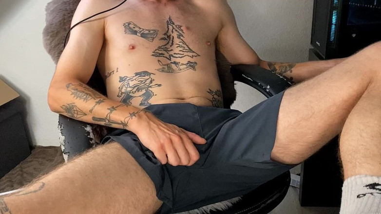 Zkittle: Il ragazzo magro in webcam stuzzica il suo cazzo in...