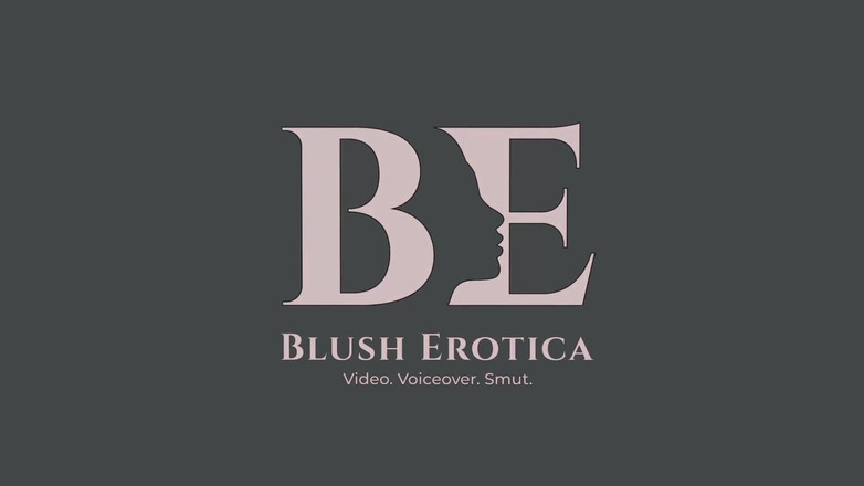 Blush erotica: Blonde bertetek besar antara kaum yang menampilkan pantat panas Hollywood...