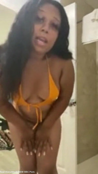 Posieren, schütteln meinen hintern im sexy bikini