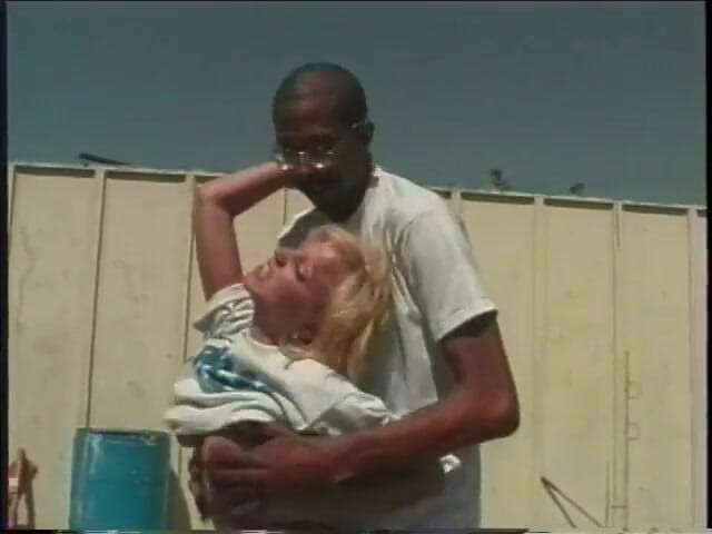 Hot and Wet: Blonde hure lutscht und fickt riesigen schwarzen schwanz auf einem...