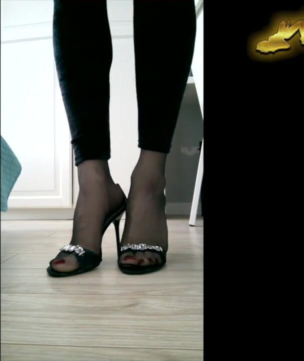 Trans and Cross-Dressers Feet: Sexy tranny feet in pantyhose