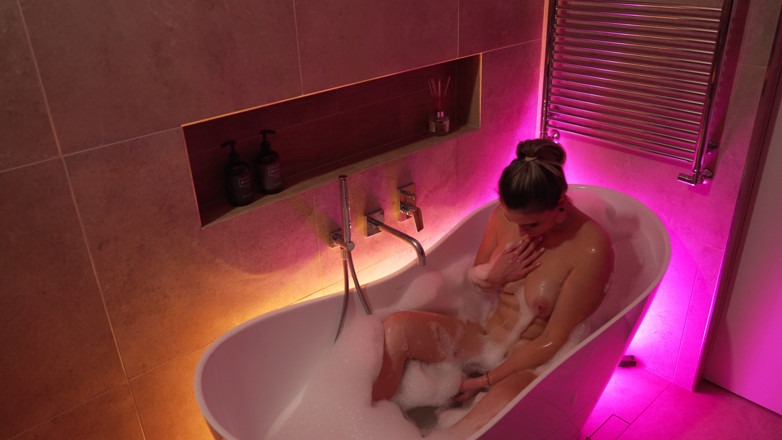 Melina May: Shower Play
