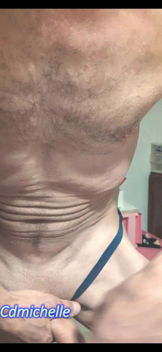 Crossdressers Cd Michelle wearing sexy lingerie: 变装者michelle发现一对躺在洗衣房地板上的继女内裤不得不试穿