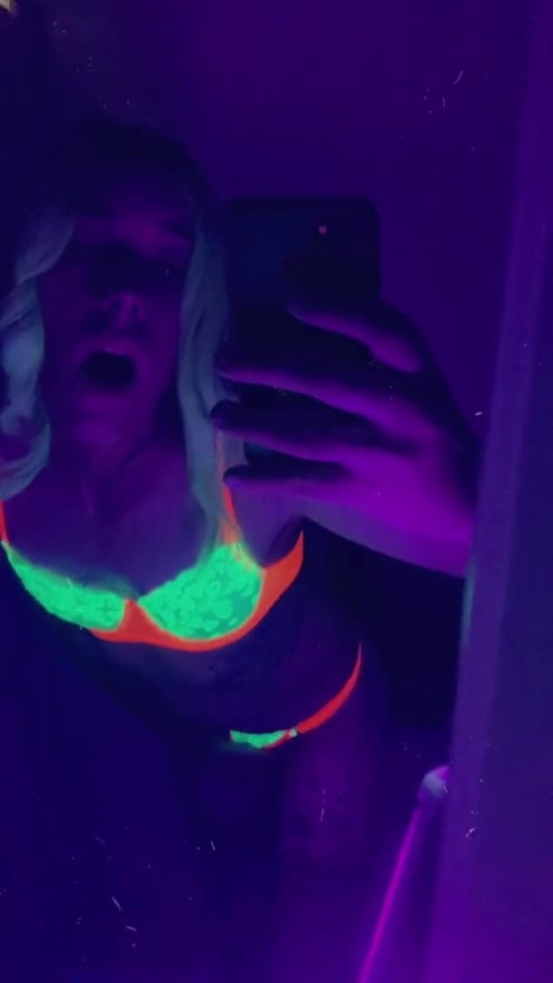 CarmenMelatonin: O fată sexy de la petrecere vrea să se fută