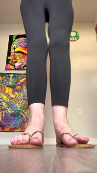 Cewek sange ini lagi asik memeknya dengan sandal jepit