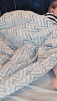 Condivido il letto con la mia sorellastra e la scopo nel culo!