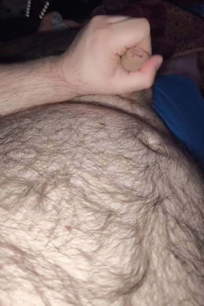 BearPup Akuma: mota bhaaloo hila raha hai aur baalon vaale pet par...