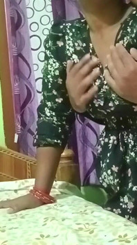Une MILF se fait presser les seins et baiser hardcore