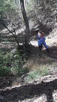 Mountain stiefma neemt een natuurwandeling
