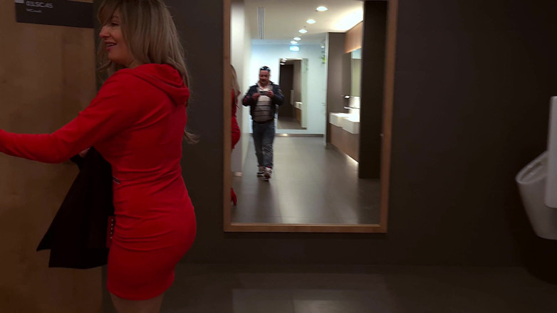DedeDeville: Sehr riskanter sex mit meiner heißen stiefmutter in der männertoilette...