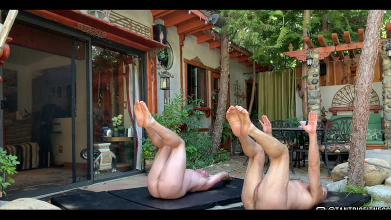 Tantric Fitness: Tập pilates khỏa thân!