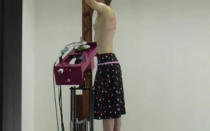The Spanking Machine: Pandora1 スパンキングマシン - 裸の背中の鞭打ち