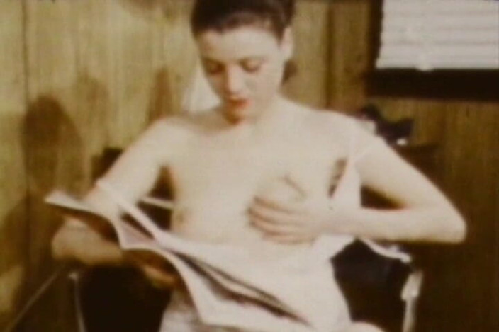 Vintage Babes: Retro älskarinna tränar undergivna med piskor och vintage dildos