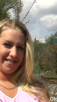 Yaşlılar bebekleri sikiyor - genç sarışın yaşlı bir adama bakış açısıyla sakso çekiyor