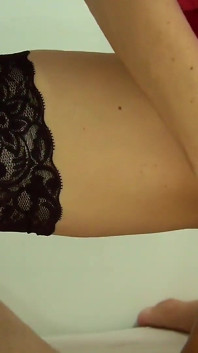 Milf em camisinha de cetim vermelha e meias pretas