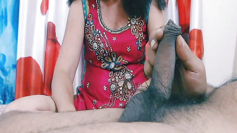 Bolly Karma: 完美的放荡熟女展示她的技能